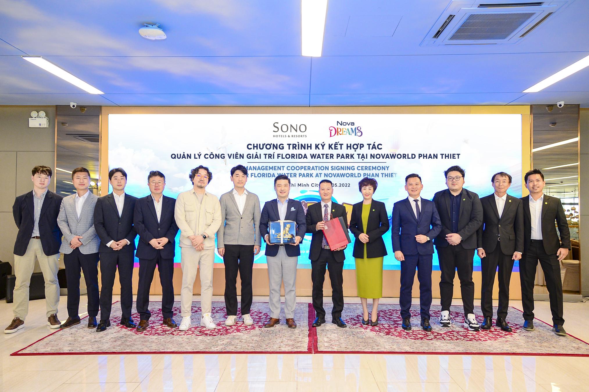 Đại diện Daemyung Sono Hotels & Resorts và đại diện NovaDreams tiến hành nghi thức ký kết