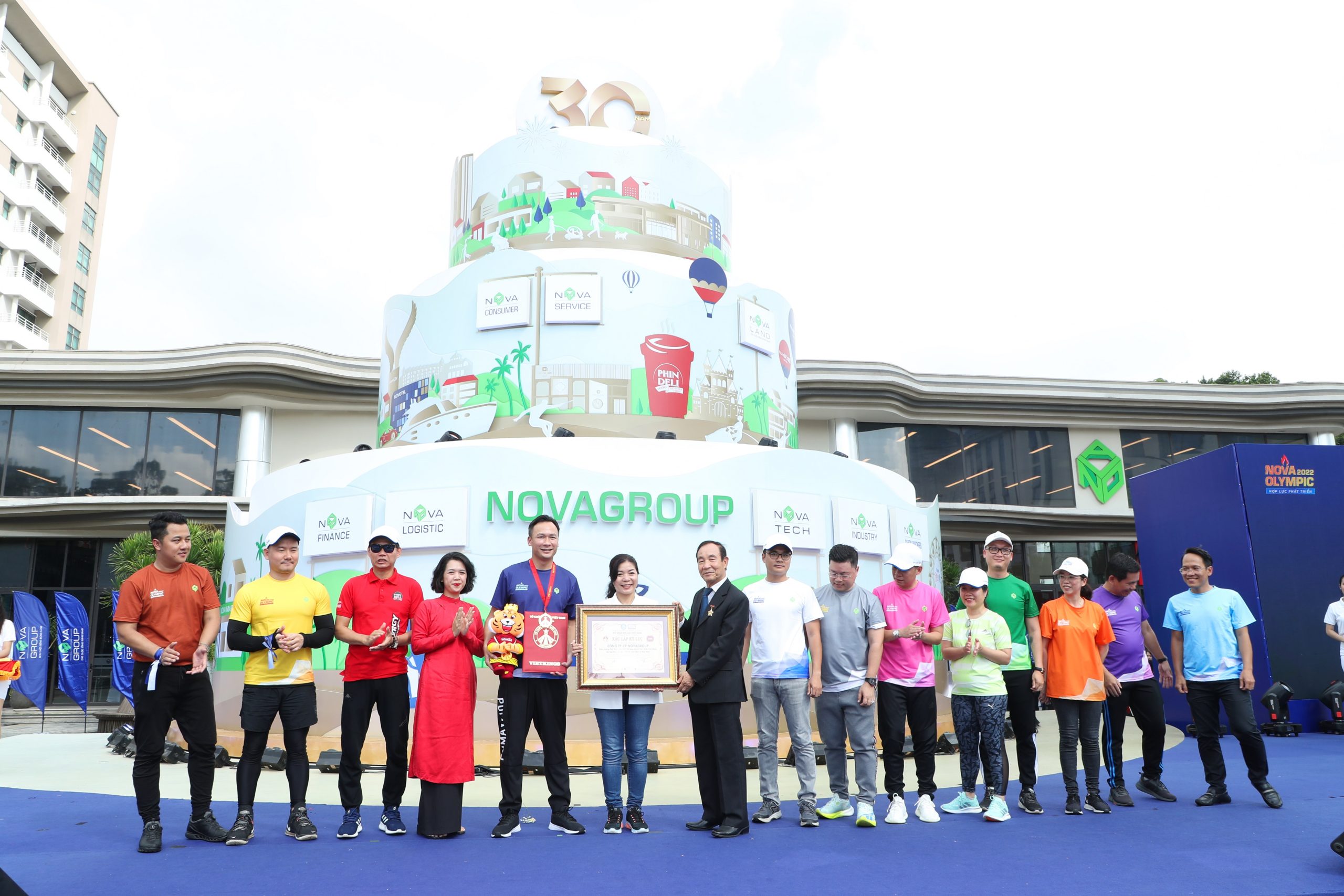  Đại diện NovaGroup vinh dự nhận Chứng nhận kỷ lục "Biểu tượng hội thao gắn BIB lớn nhất Việt Nam do tập thể cán bộ - nhân viên đơn vị thực hiện".