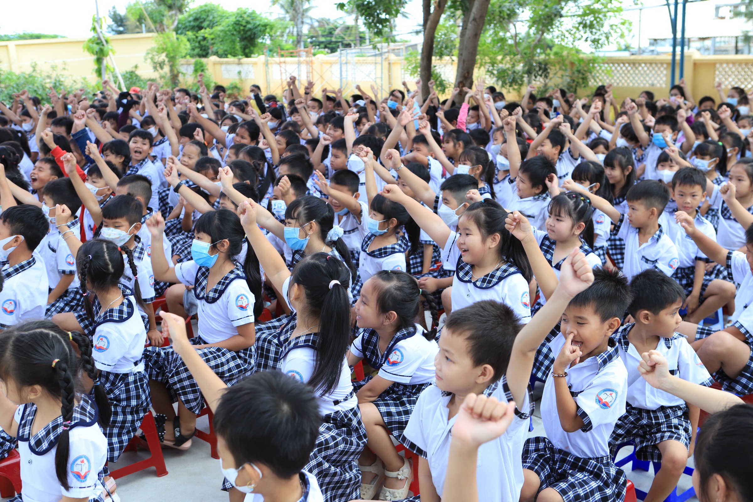 Hàng trăm học sinh trường tiểu học Tiến Thành 1 hào hứng với dự án giảng dạy Tiếng Anh và Tin học miễn phí chuẩn quốc tế