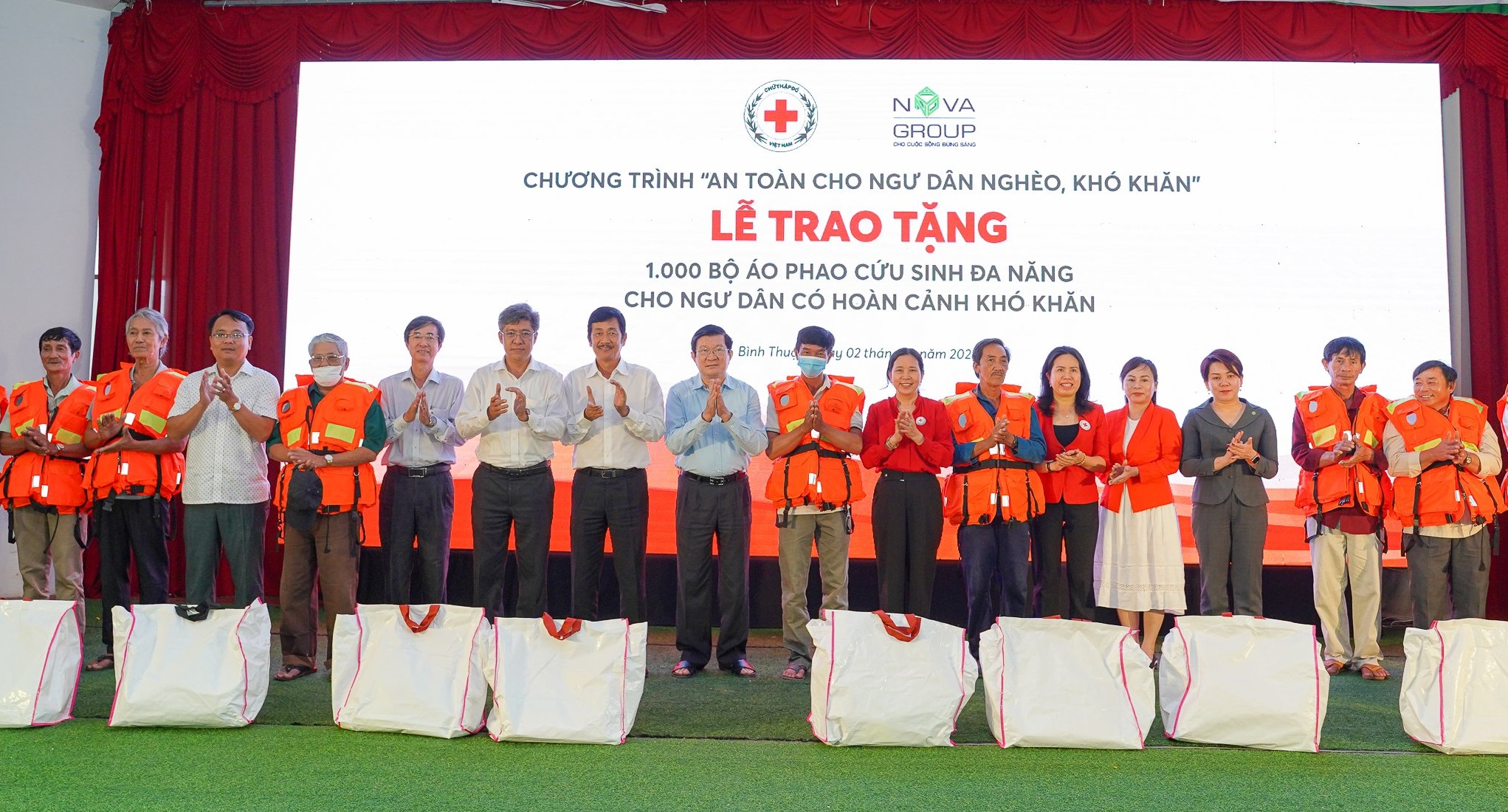 Nguyên Chủ tịch nước Trương Tấn Sang, đại diện TW Hội Chữ thập đỏ VN, lãnh đạo tỉnh Bình Thuận, Tập đoàn NovaGroup vui mừng khi trao tặng những món quà ý nghĩa tới ngư dân nghèo Bình Thuận