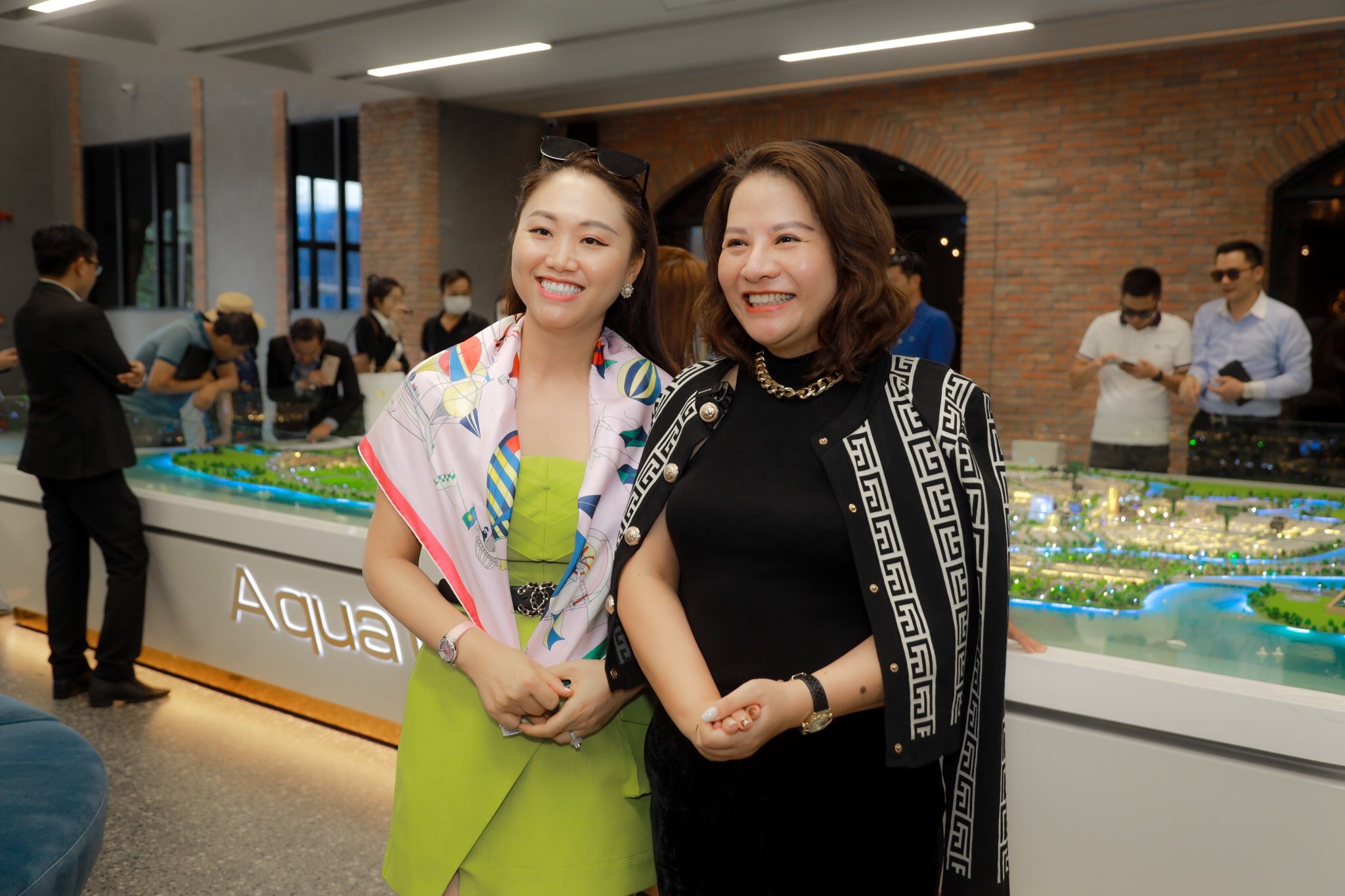 Chị Nguyễn Thị Hương và chị Cát Phương Lê (Hà Nội) đánh giá cao giá trị sống và tiềm năng của Aqua City tại chuỗi sự kiện cuối tuần qua.