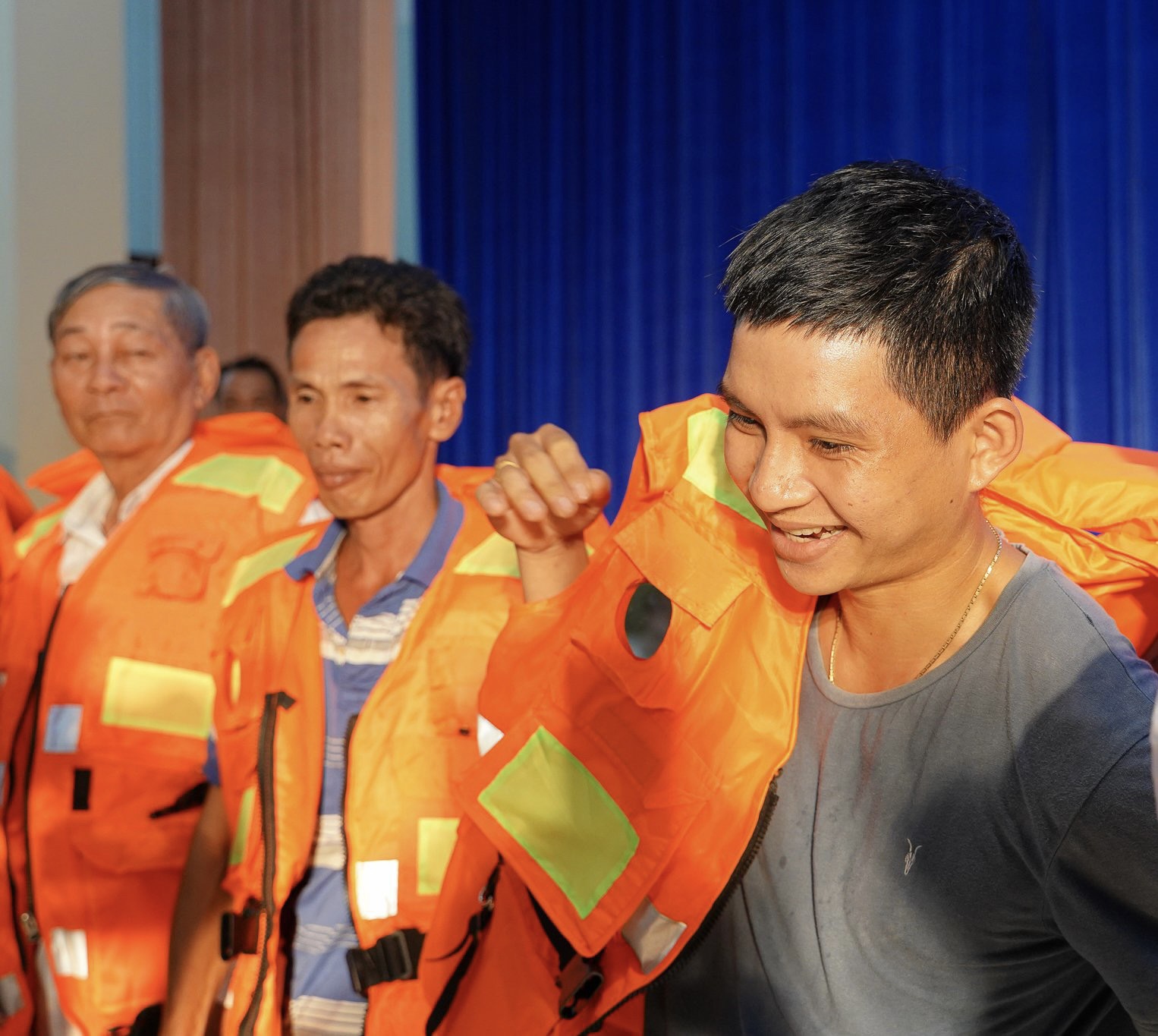 Niềm vui của nhiều ngư dân nghèo khi nhận được áo phao cứu sinh đa năng từ NovaGroup và Hội Chữ thập đỏ Việt Nam 3