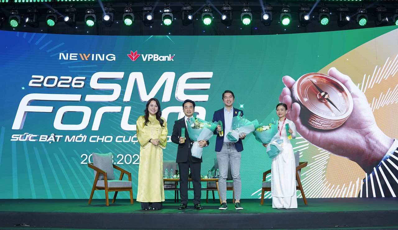 Từ trái sang: Bà Nguyễn Thị Minh Giang - CEO & Founder Newing. Diễn giả: Ông Vũ Hùng Sơn - Chủ tịch Tập đoàn Bảo Tín; Ông Pierre Pang - CEO Tập đoàn Mamee-Double Decker và Bà Vưu Lệ Quyên - Giám đốc Điều hành Biti's. 